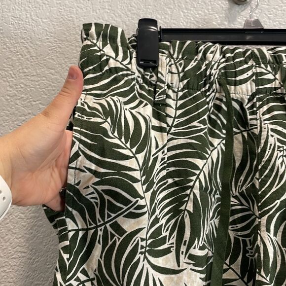 NEW St. John's Bay Green & White Maui Leaf Pull On Linen Blend Shorts Large - Picture 2 of 9